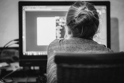 **Karty wirtualne dla freelancerów: Jak chronić swoje główne konto i zarządzać wydatkami online?** - 5 2025