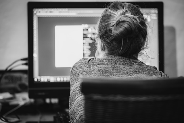 **Karty wirtualne dla freelancerów: Jak chronić swoje główne konto i zarządzać wydatkami online?** - 1 2025